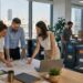 Equipo de empresa planificando una mudanza y la distribución de su nueva oficina en Madrid